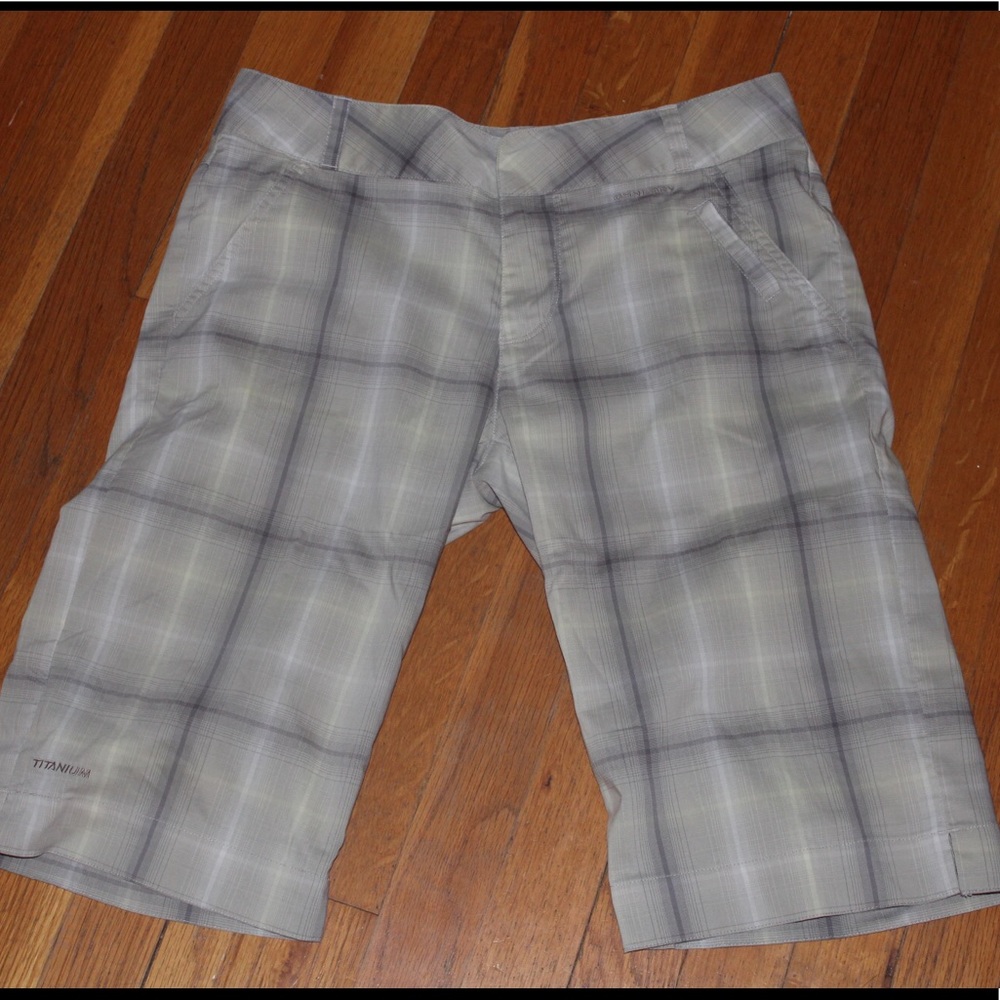 Columbia Titanium Plaid Short Sz 6- Quick Dry